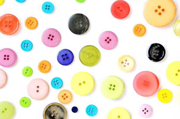 Um grande conjunto de botões em cores e desenhos diferentes na frente de um fundo colorido
  - Foto, Imagem