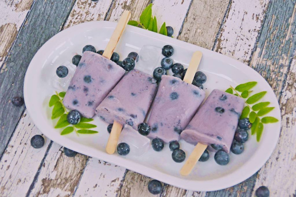 homemade popsicles made out of blueberry and milk - Foto, Imagen