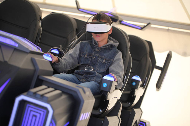 Białoruś, Mińsk, 2019 czerwca. Dziecko z okularami wirtualnej rzeczywistości symulator gry - Zdjęcie, obraz