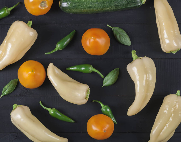 Fresh vegetables pepper, tomatoes, zucchini on a wooden board Ra - Zdjęcie, obraz