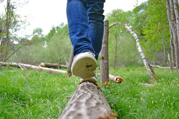 κοντινό στα πόδια με τζιν, περπάτημα στη φύση  - Φωτογραφία, εικόνα
