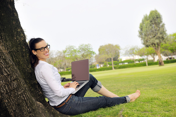 woman with laptop in park - Zdjęcie, obraz