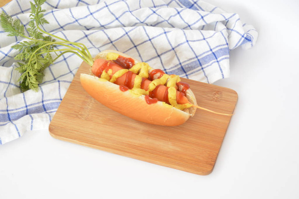 gesunde Würstchen aus einer Möhre und einem Hot Dog-Brötchen  - Foto, Bild