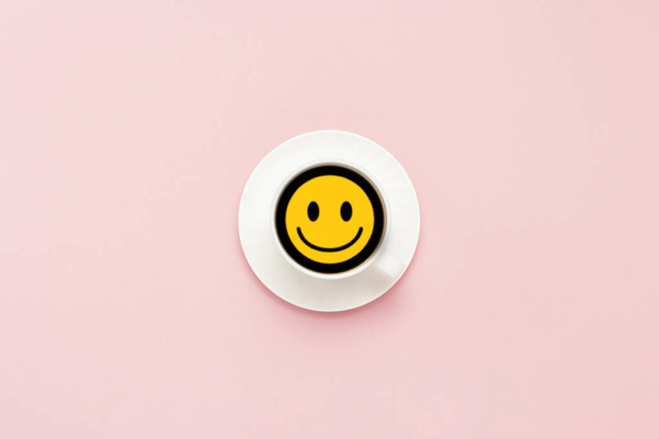 White cup on a saucer, black coffee, pink background. Badge Yell - Foto, immagini