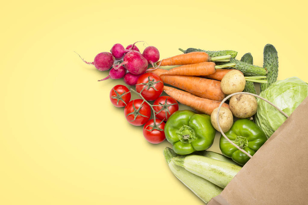 Бумажный пакет и свежие органические овощи на светлом желудке
 - Фото, изображение