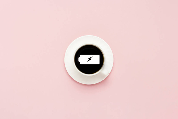 受け皿に白いカップ、ブラックコーヒー、ピンクの背景。チャに署名する - 写真・画像