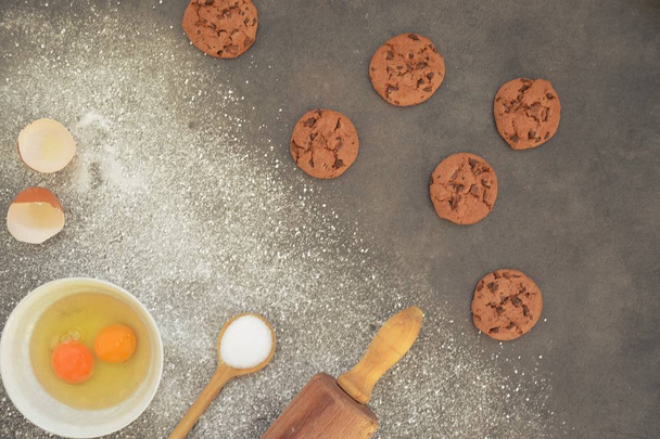 Hornear galletas en una placa de cocina
  - Foto, imagen