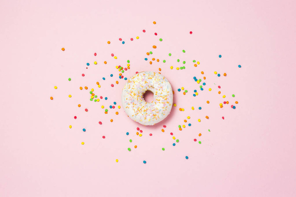 Tasse Kaffee, frische leckere süße Donuts auf rosa Hintergrund. das Konzept von Fast Food, Bäckerei, Frühstück, Süßigkeiten. Minimalismus. flache Lage, Draufsicht, Kopierraum - Foto, Bild