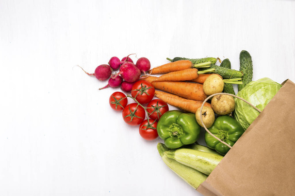 Bolso de compras de papel y verduras orgánicas frescas en una lana blanca
 - Foto, imagen