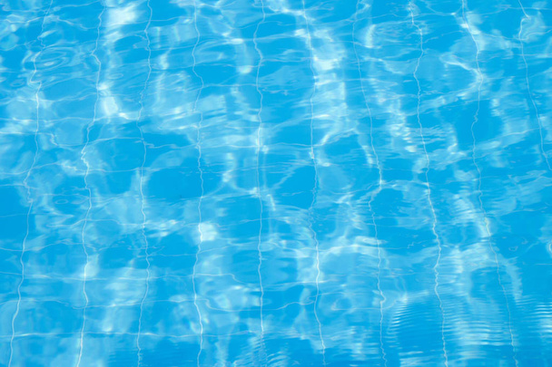 Vibrações de água na piscina com reflexão solar. azul
  - Foto, Imagem
