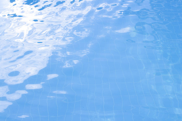 Vesi tärinää uima-altaassa auringon heijastus. sininen
  - Valokuva, kuva