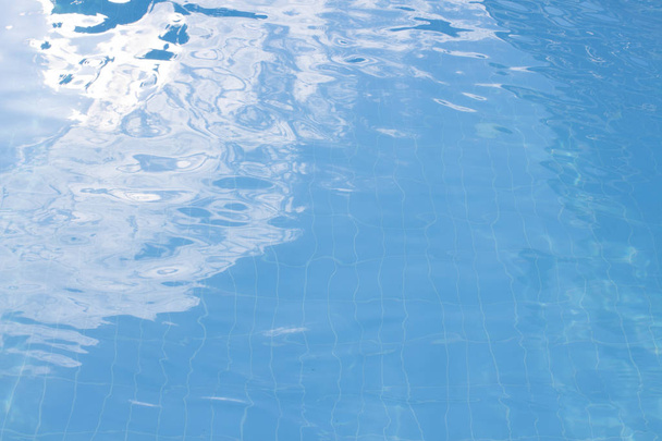 Vibraciones de agua en la piscina con reflejo solar. azul
  - Foto, Imagen