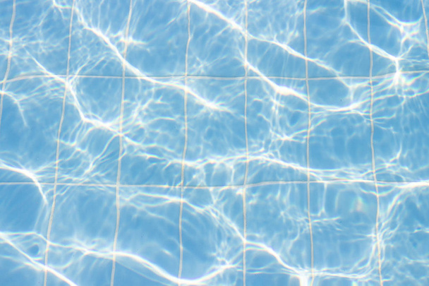 Vibrazioni d'acqua in piscina con riflesso del sole. blu
  - Foto, immagini