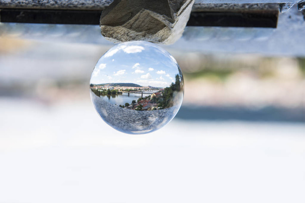 Panorámás kilátás Prágára az üveggolyóval. Absztrakt városnézet fénykép. - Fotó, kép