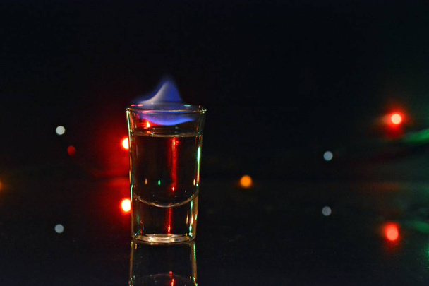 glass of alcohol on fire - Foto, Imagen