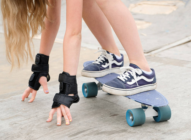 Teen learns to ride a skateboard. - Foto, immagini