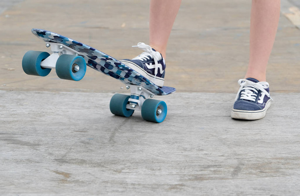 Teen learns to ride a skateboard. - Foto, imagen