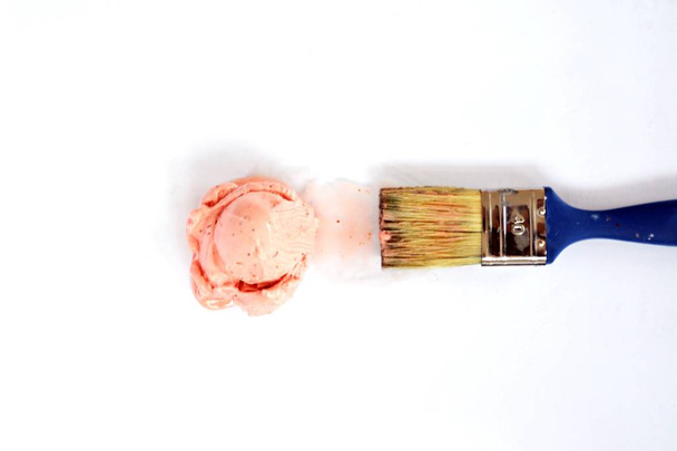 Use a brush to take some pink ice cream as a color  - Fotoğraf, Görsel
