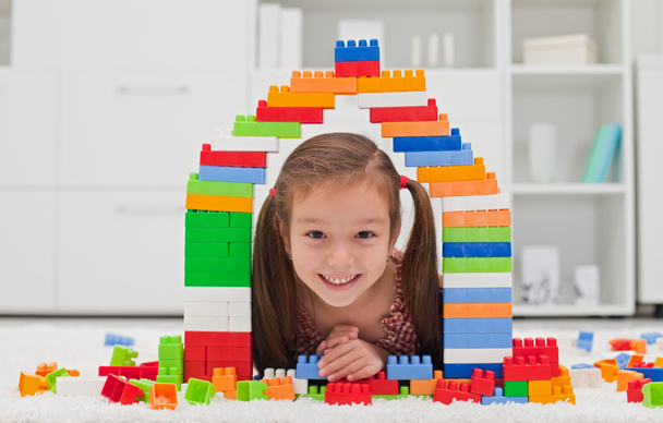 Little girl playing with blocks - Foto, afbeelding