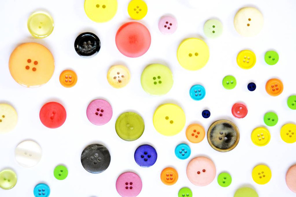Una grande serie di pulsanti in diversi colori e disegni di fronte a uno sfondo colorato
  - Foto, immagini