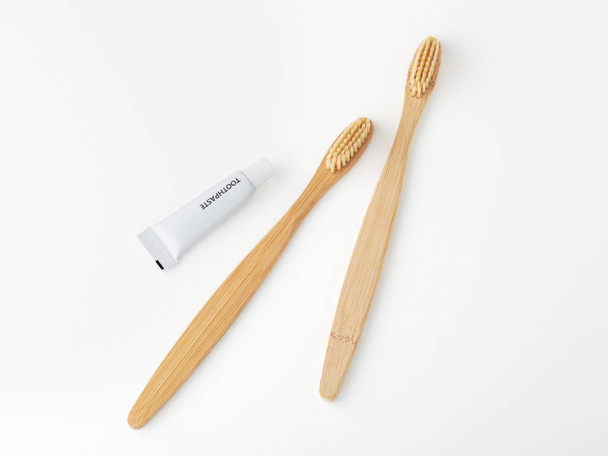 Bamboo toothbrushes with travel sized toothpaste - Фото, зображення