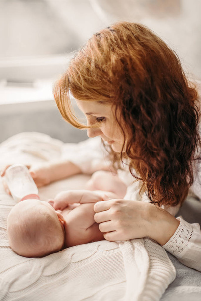 Allattamento artificiale, allattamento con biberon al bambino. Concetto di vita maternità
. - Foto, immagini