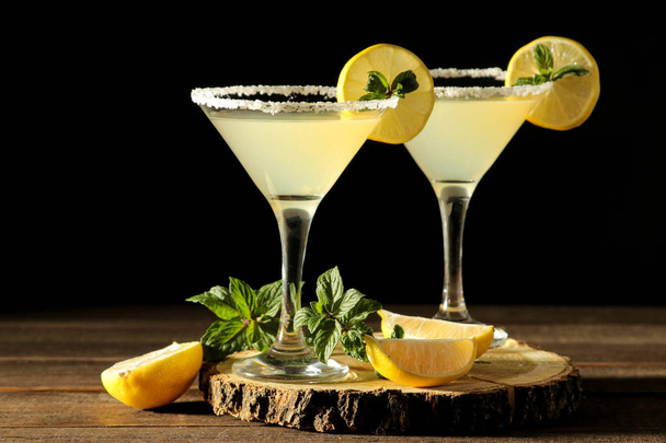 Cocktail Margarita, bevanda alcolica, cocktail margarita con limone e menta e sale su un tavolo di legno. Al bar. magazzino bar e accessori
. - Foto, immagini