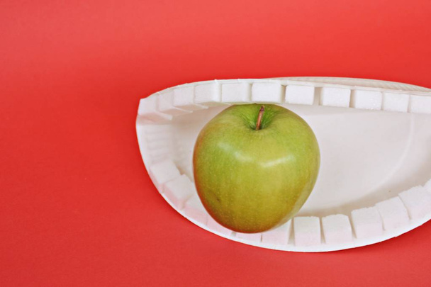 рот з зубами з цукрових кубиків, що їдять яблуко
  - Фото, зображення