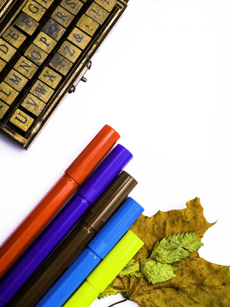 木箱のアルファベット、カラフルな鉛筆やマーカー、白い背景に隔離された乾燥した紅葉、ハロースクール、9月1日の概念 - 写真・画像