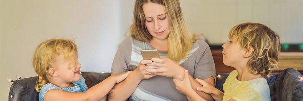 Mama mit Smartphone. Digitale Sucht Kinder wollen Zeit mit Mama verbringen, können aber nicht Banner, Langformat - Foto, Bild
