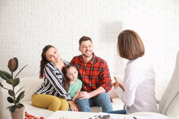 Familienbesuch beim Psychologen im Büro - Foto, Bild