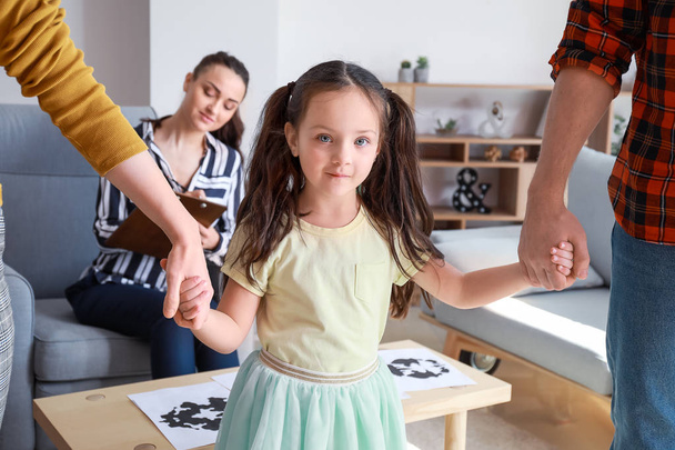 Маленькая девочка с родителями в кабинете психолога
 - Фото, изображение