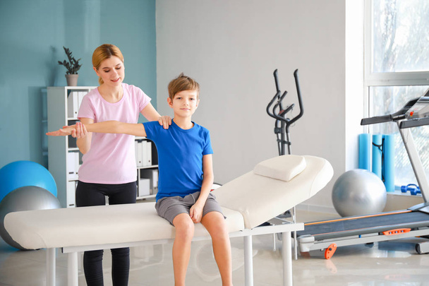 Physiotherapeutin arbeitet mit kleinem Jungen im Reha-Zentrum - Foto, Bild