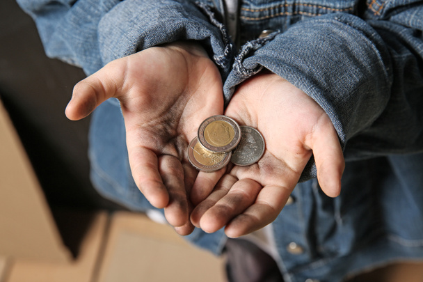Бездомная маленькая девочка с монетами, крупным планом
 - Фото, изображение