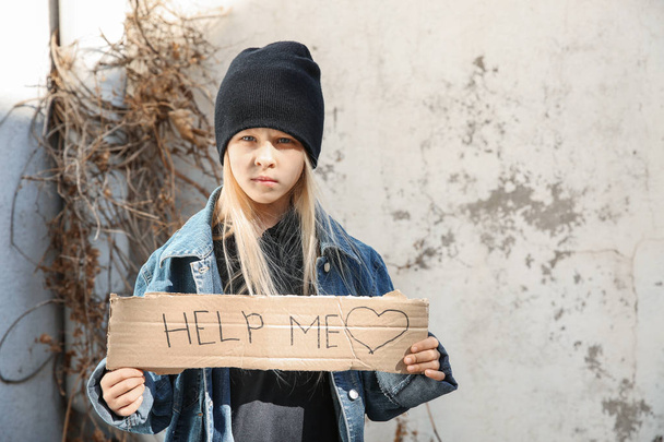 Άστεγο κοριτσάκι ικετεύει για βοήθεια σε εξωτερικούς χώρους - Φωτογραφία, εικόνα