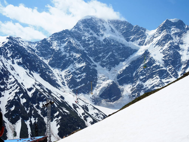 Altas montañas nevadas del Cáucaso con un glaciar con la forma de una figura de siete números. Picos de las montañas Donguz Orun y Nakra Tau. Región de Elbrus, Cheget
. - Foto, Imagen
