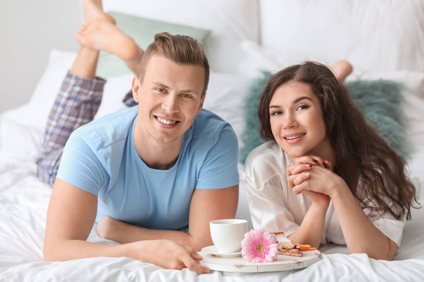 Cute young couple having breakfast in bed - Foto, Imagem