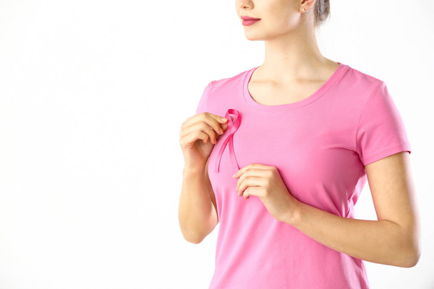 Nuori nainen vaaleanpunainen nauha valkoisella taustalla. Rintasyöpätietoisuuden käsite
 - Valokuva, kuva