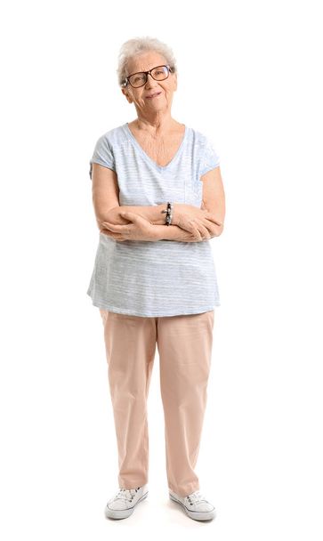 portrét starší ženy na bílém pozadí - Fotografie, Obrázek