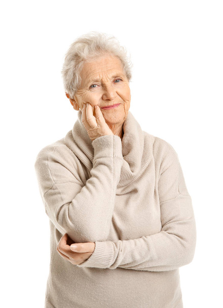 Porträt einer Seniorin auf weißem Hintergrund - Foto, Bild