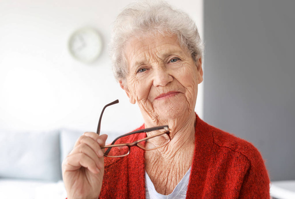 idős nő portréja otthon - Fotó, kép