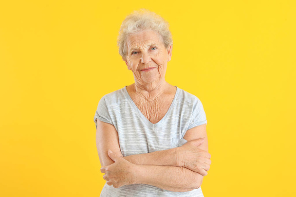 Porträt einer Seniorin auf farbigem Hintergrund - Foto, Bild