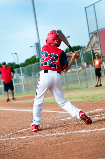 jovem jogador de beisebol balançando o taco
 - Foto, Imagem