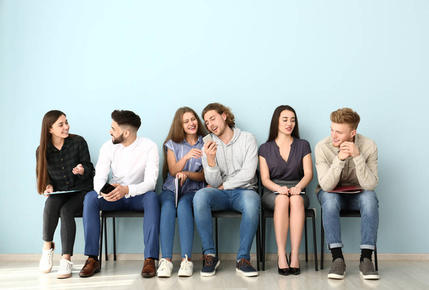 Mladí lidé čekají na pracovní pohovor uvnitř - Fotografie, Obrázek