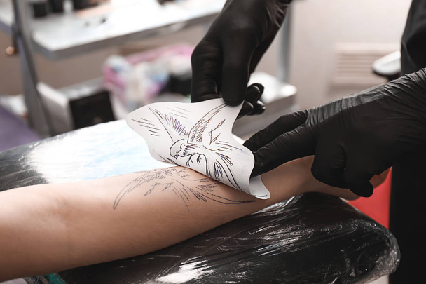 Professional artist making tattoo in salon - Φωτογραφία, εικόνα