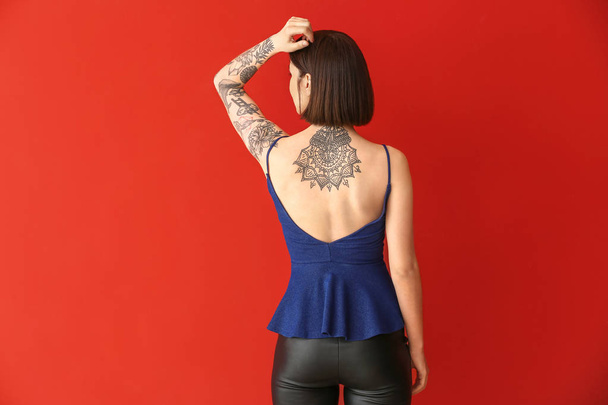 Hermosa mujer tatuada sobre fondo de color
 - Foto, Imagen