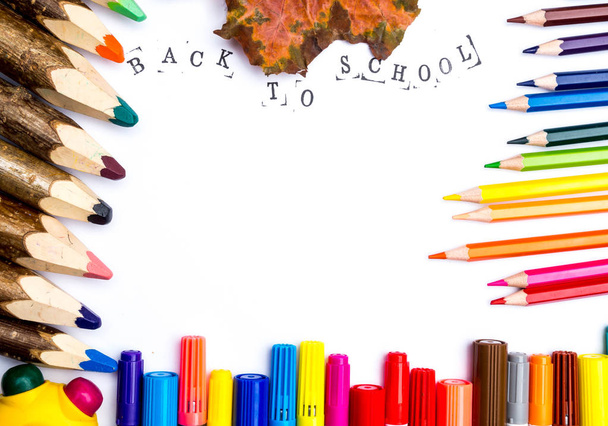 Okula geri dönelim, eğitim konsepti. Sarf malzemeleri, renkli kalemler, kalemler ve sonbahar yaprakları bir dizi. Alan arka planı kopyalama, üst görünüm düz havai. - Fotoğraf, Görsel