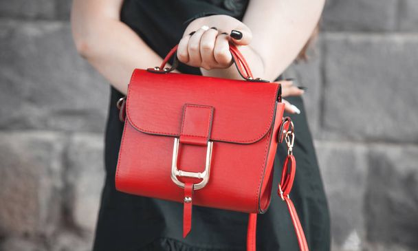 赤い革のバッグを持っている女性。ファッション - 写真・画像