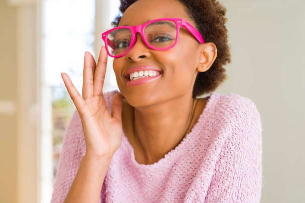 Красива молода африканська жінка з афро волоссям в рожевому окулярах
 - Фото, зображення
