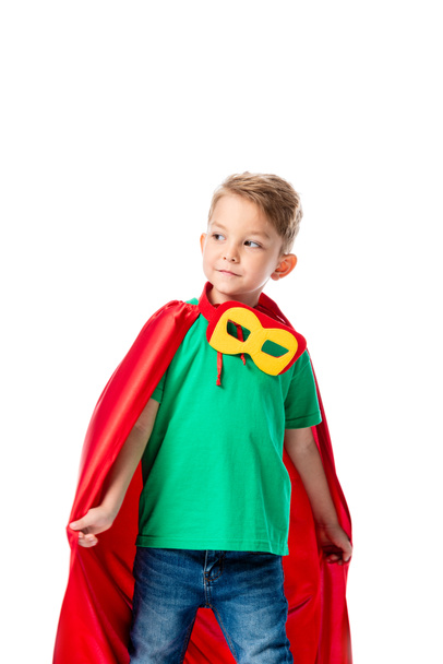preschooler fiú piros hős köpeny és maszk távol elszigetelt fehér - Fotó, kép